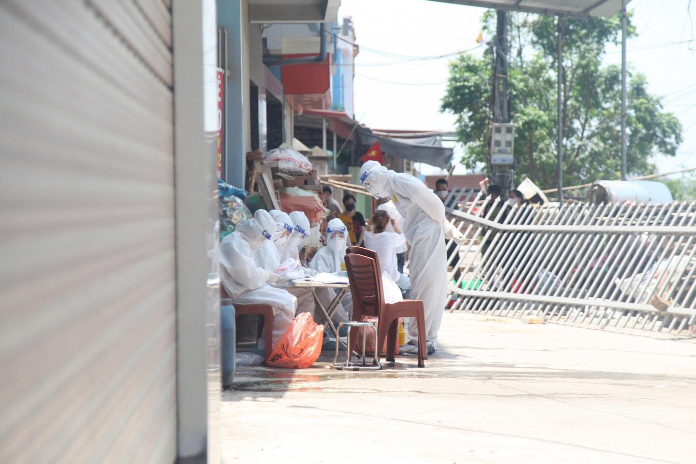 Các sinh viên Trường Đại học Y dược Hải Phòng lấy mẫu xét nghiệm cho công nhân và người dân thôn My Điền 3 dưới trời nắng nóng. Các sinh viên Trường Đại học Y dược Hải Phòng lấy mẫu xét nghiệm cho công nhân và người dân thôn My Điền 3 dưới trời nắng nóng.