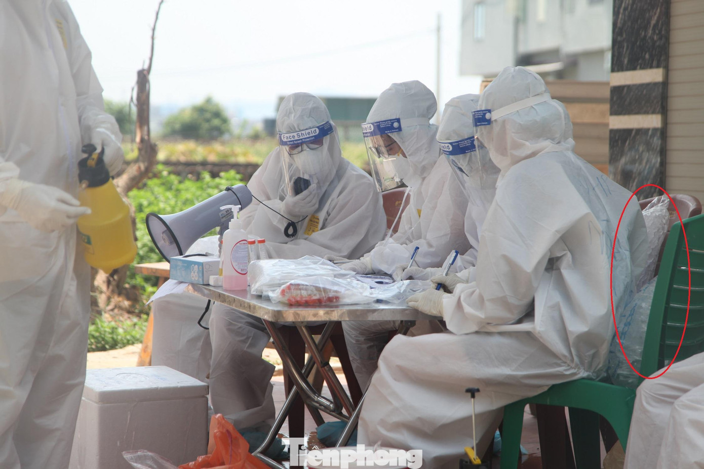 Nghế ngồi của sinh viên Trường Đại học Y dược Hải Phong luôn có túi đá bên cạnh để hạ nhiệt cơ thể khi lấy mẫu xét nghiệm ngoài trời Nghế ngồi của sinh viên Trường Đại học Y dược Hải Phong luôn có túi đá bên cạnh để hạ nhiệt cơ thể khi lấy mẫu xét nghiệm ngoài trời