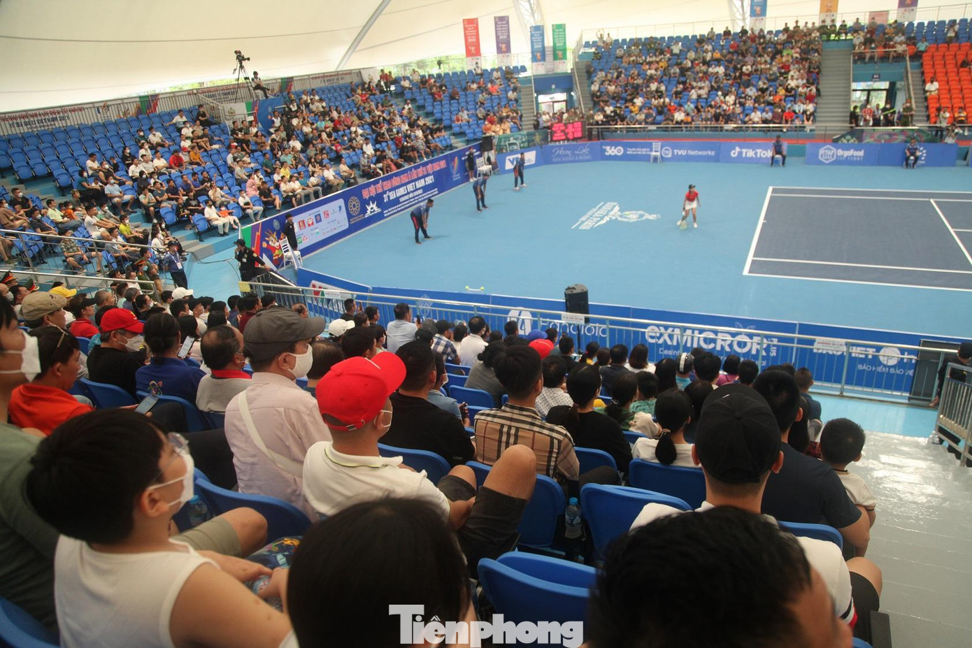 Đội tuyển nữ Việt Nam thi đấu với đội Thái Lan tại trận chung kết đồng đội nữ môn quần vợt tại SEA Games 31