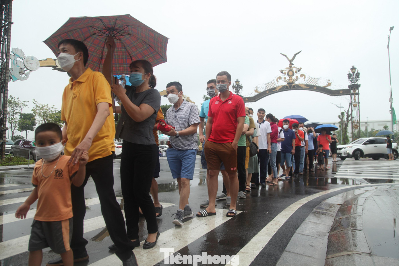 Sáng 15/5, trời đổ mưa, nhưng đông đảo người dân tỉnh Bắc Ninh vẫn đến cụm sân quần vợt Hanaka (thành phố Từ Sơn, Bắc Ninh) để cổ vũ cho đội tuyển quần vợt nữ Việt Nam thi đấu trận chung kết tại SEA Games 31