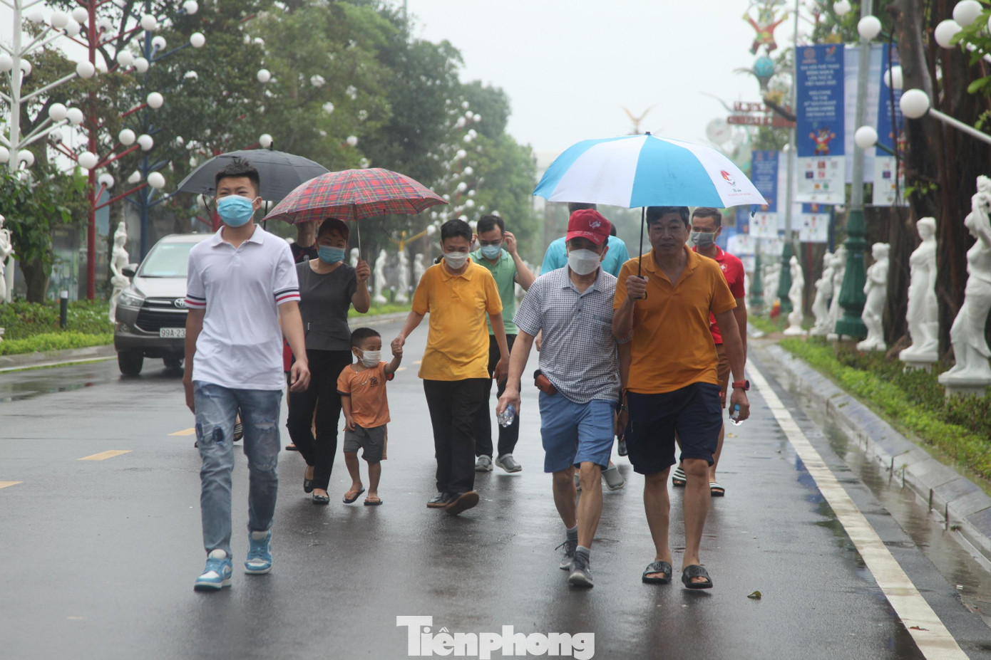 Người dân tỉnh Bắc Ninh hào hứng đi cổ vũ cho các vận động viên Việt Nam thi đấu trận chung kết đồng đội nữ môn quần vợt tại SEA Games 31
