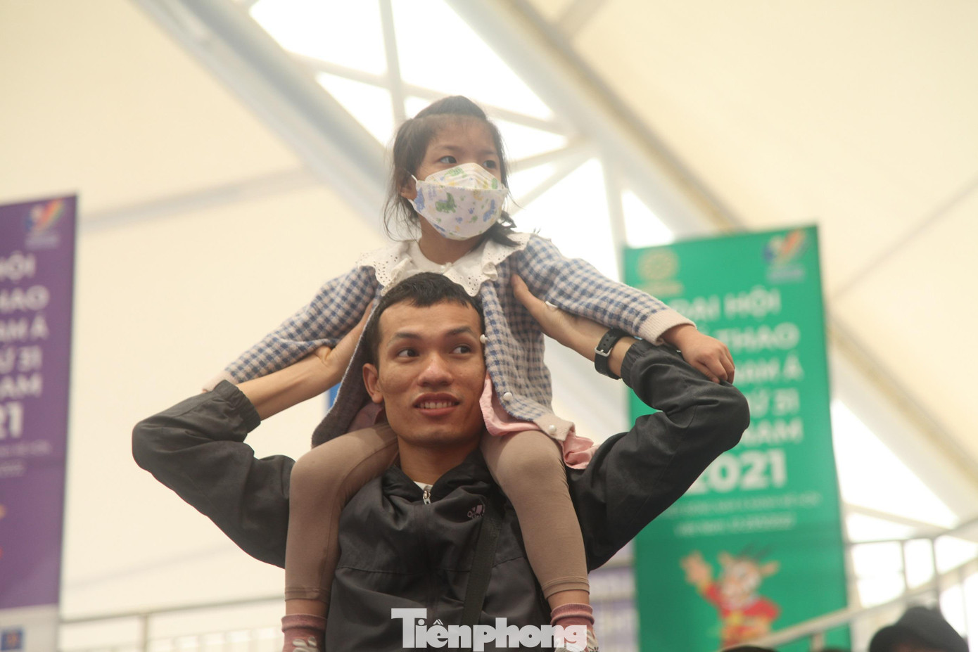 Một người bố mang theo con gái nhỏ tuổi đến xem SEA Games 31