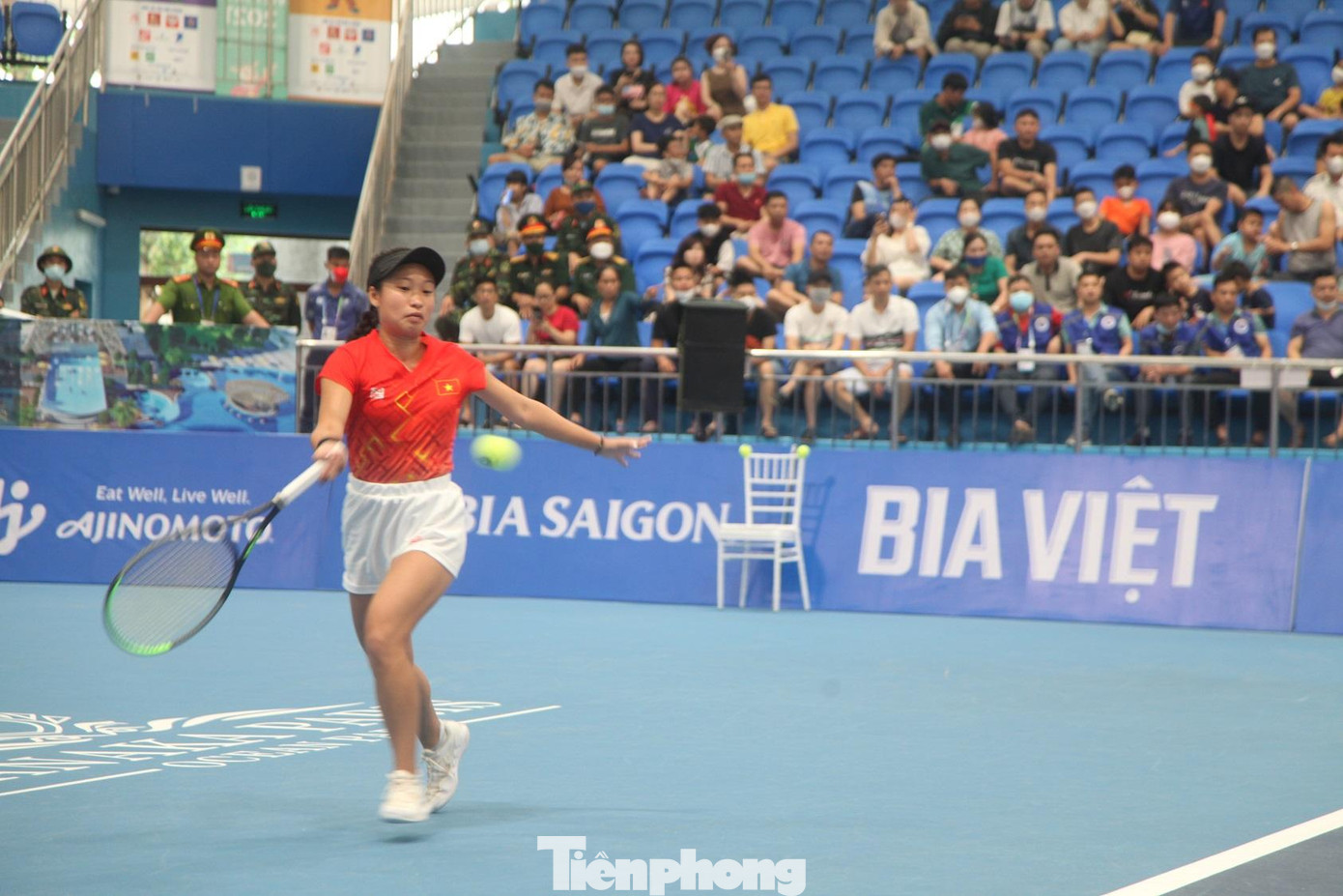 Vận động viên Savanna Lý Nguyễn của Việt Nam đang thi đấu với đối thủ Thái Lan