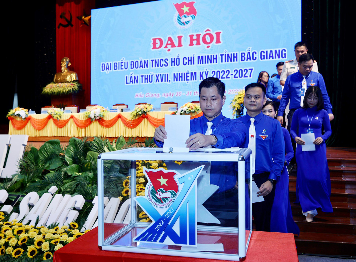 Đại biểu bỏ phiếu bầu Đại hội bầu Ban Chấp hành Tỉnh Đoàn Bắc Giang khóa XVII, nhiệm kỳ 2022 – 2027