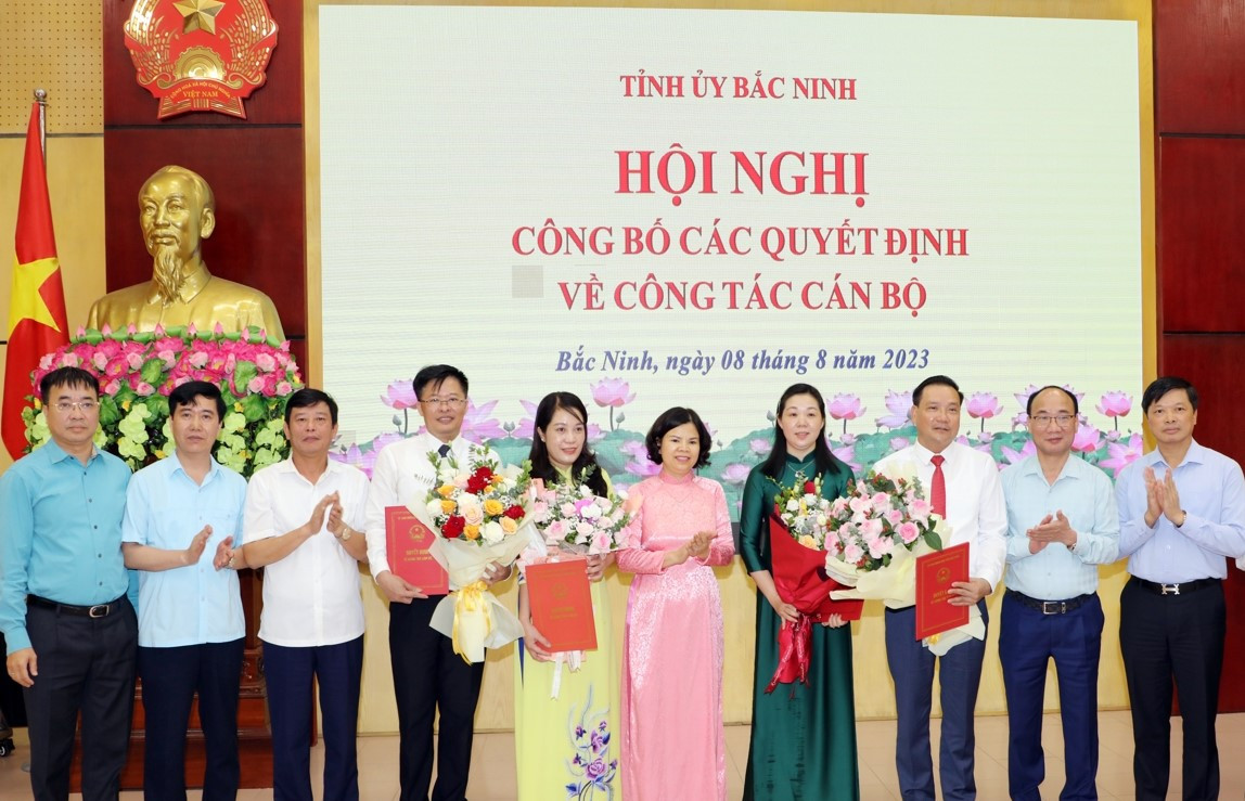 Lãnh đạo tỉnh Bắc Ninh chúc mừng tân lãnh đạo các sở, ngành được bổ nhiệm. Lãnh đạo tỉnh Bắc Ninh chúc mừng tân lãnh đạo các sở, ngành được bổ nhiệm.