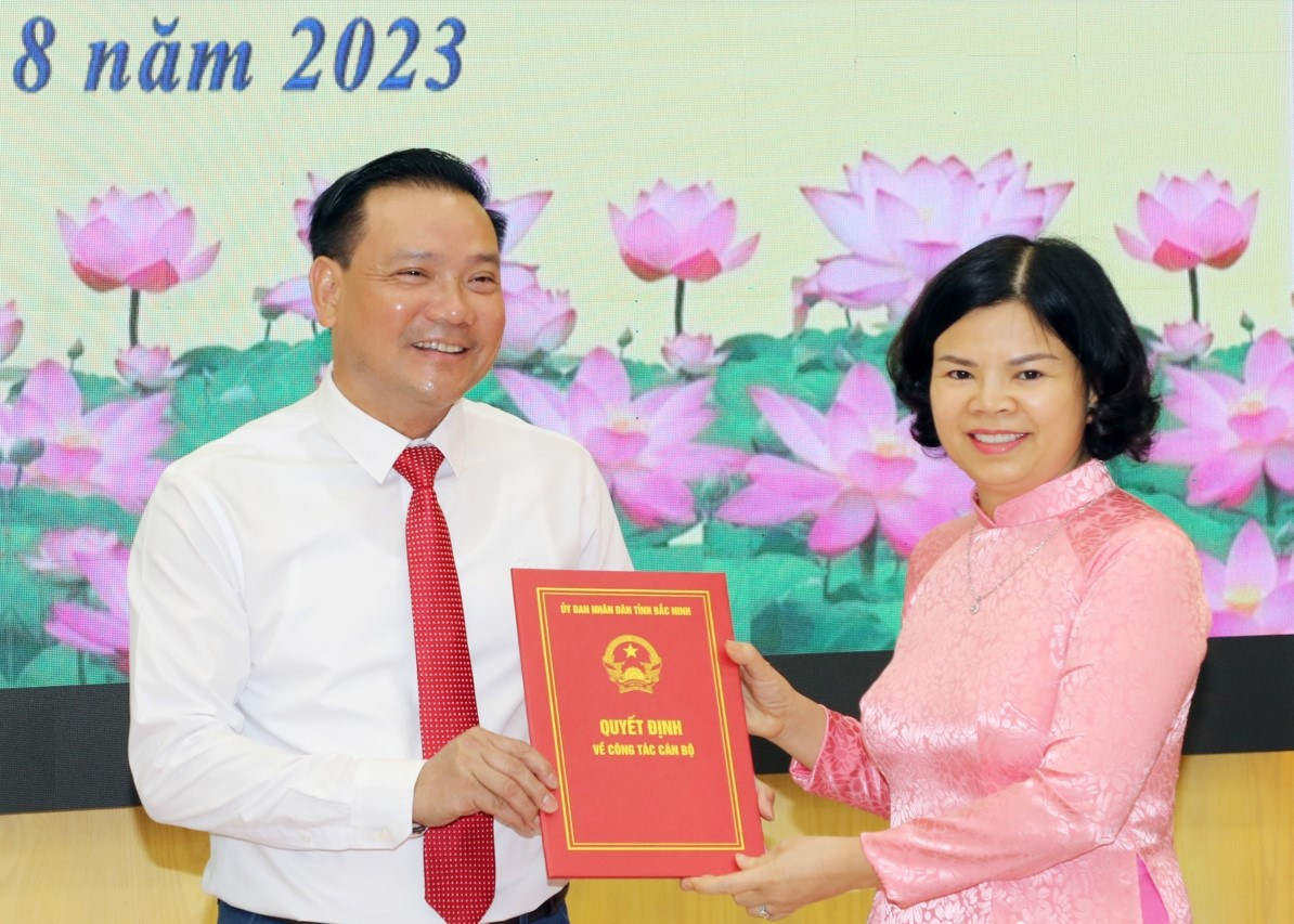 Chủ tịch UBND tỉnh Bắc Ninh Nguyễn Hương Giang trao Quyết định cho tân Giám đốc Sở Tư pháp Trần Đăng Sâm. Chủ tịch UBND tỉnh Bắc Ninh Nguyễn Hương Giang trao Quyết định cho tân Giám đốc Sở Tư pháp Trần Đăng Sâm.