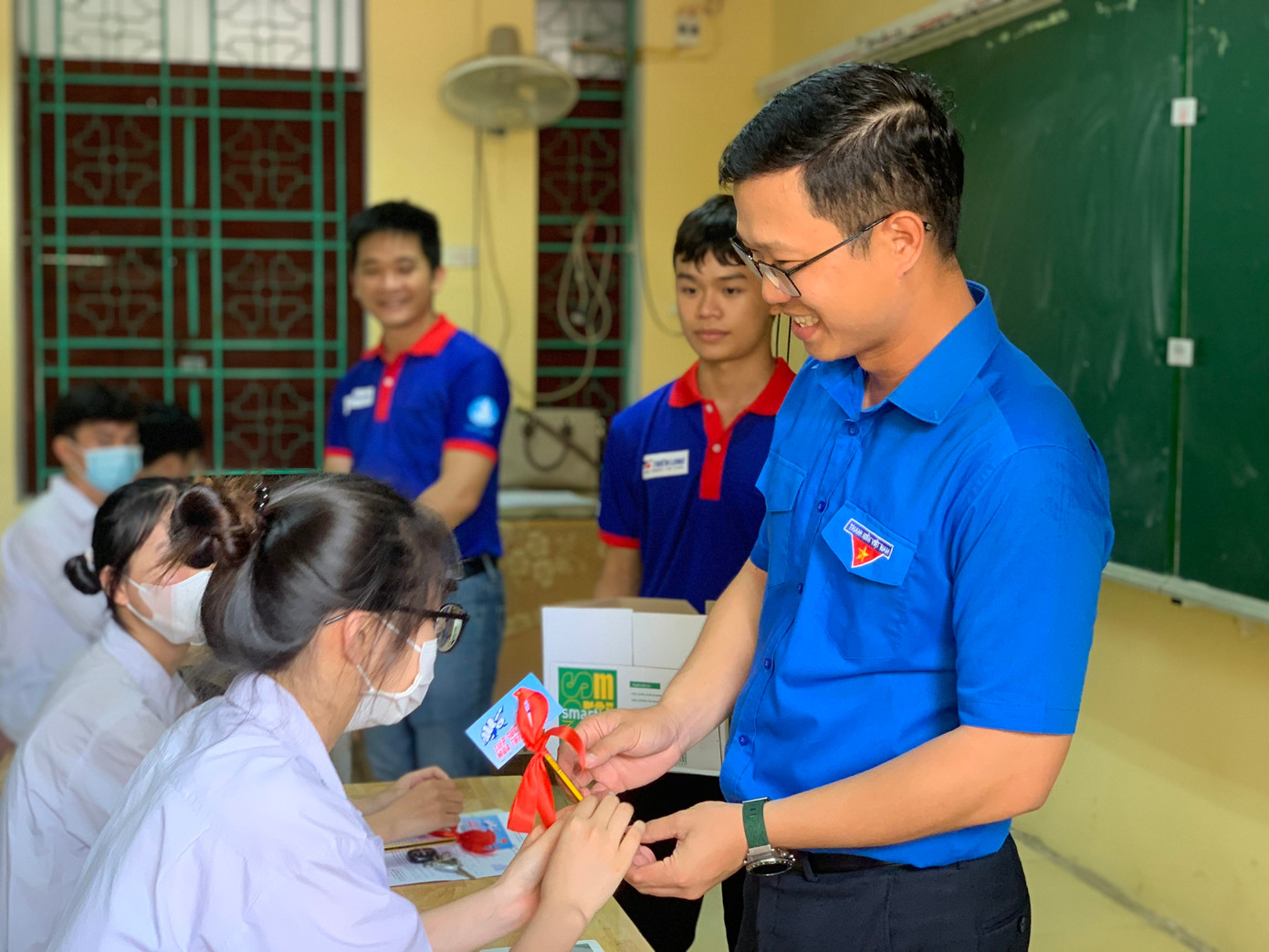 Bí thư Tỉnh Đoàn Bắc Giang Thân Trung Kiên tặng quà động viên các thí sinh thi tốt nghiệp THPT. Bí thư Tỉnh Đoàn Bắc Giang Thân Trung Kiên tặng quà động viên các thí sinh thi tốt nghiệp THPT.