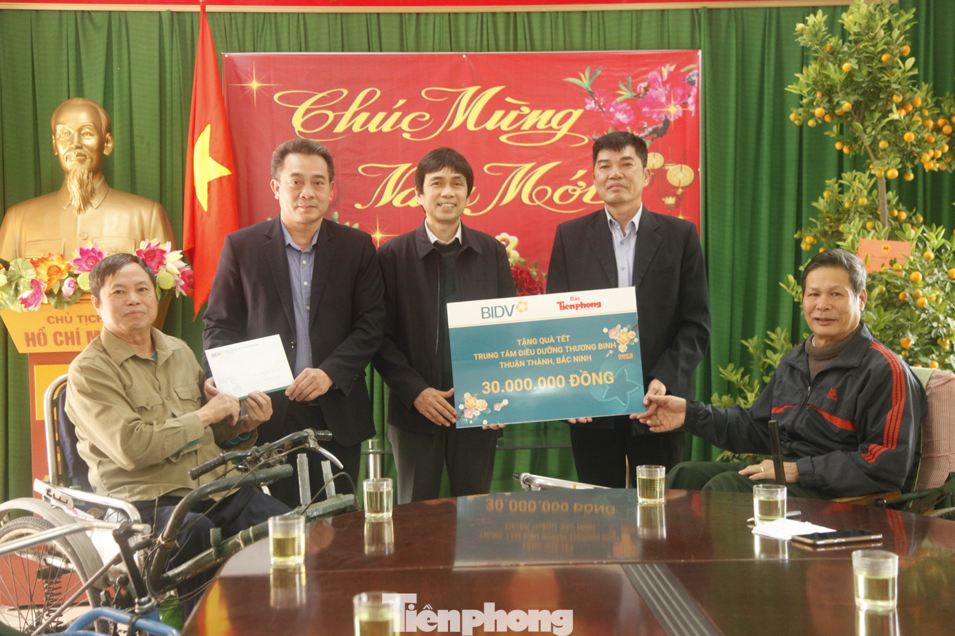 Đại diện Báo Tiền Phong và Ngân hàng BIDV trao quà tại Trung tâm Điều dưỡng Thương binh Thuận Thành.