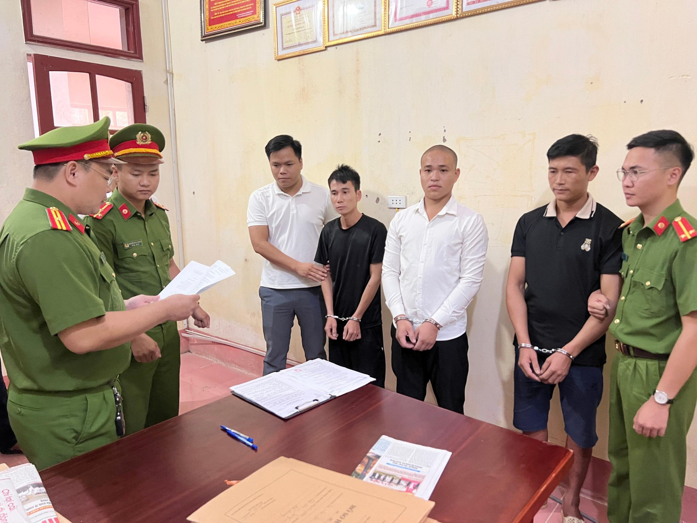 Các đối tượng liên quan vụ án tại cơ quan Công an. Ảnh: Công an huyện Lục Ngạn Các đối tượng liên quan vụ án tại cơ quan Công an. Ảnh: Công an huyện Lục Ngạn