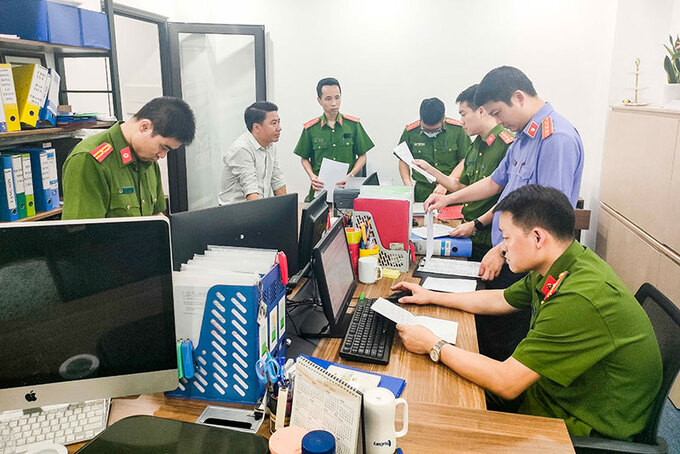 Lực lượng chức năng khám xét nơi làm việc của bị can Hoàng tại Công ty cổ phần đầu tư Mario Capital. Lực lượng chức năng khám xét nơi làm việc của bị can Hoàng tại Công ty cổ phần đầu tư Mario Capital.