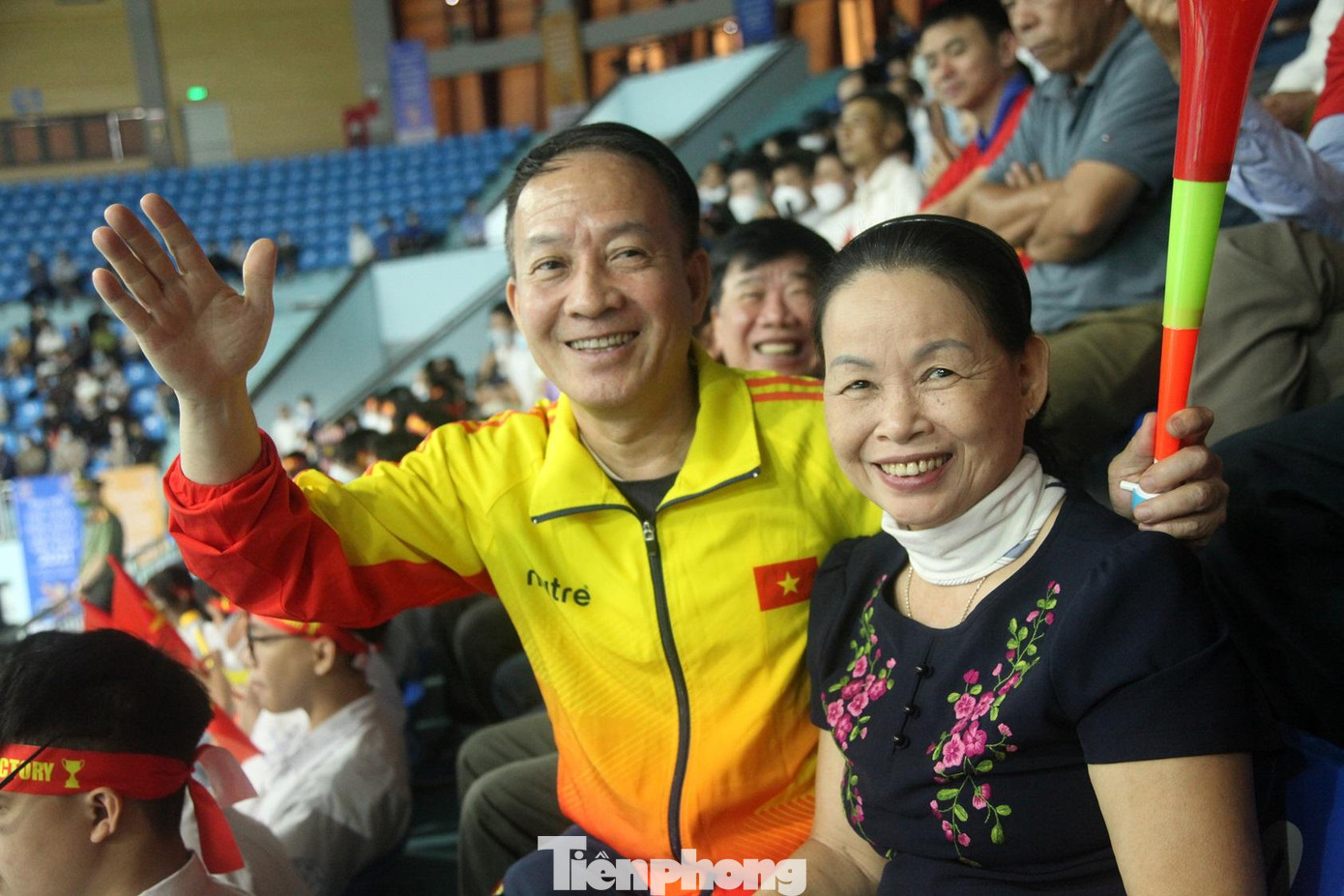 Vợ chồng bác Đỗ Viết Thư (huyện Đông Anh, Hà Nội) đến cổ vũ cho con trai của mình là vận động viên môn cầu lông của đội tuyển Việt Nam thi đấu. Bác Thư mong muốn con trai thi đấu hết mình, cống hiến cho khán giả những trận cầu lông đẹp mắt.