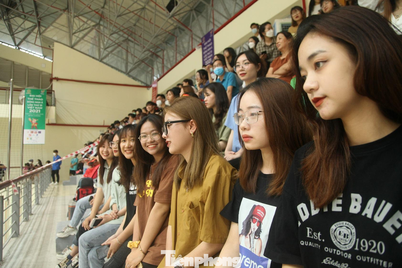 Theo nhiều sinh viên Đại học Văn hóa Hà Nội chia sẻ, thời điểm này, các sinh viên trường này đang học quân sự tại trường Đại học Thể dục Thể thao Bắc Ninh. Bởi vậy, các bạn có dịp được đến xem SEA Games 31 và cổ vũ cho đội tuyển bóng ném trong nhà Việt Nam, với khoảng 1.000 sinh viên.