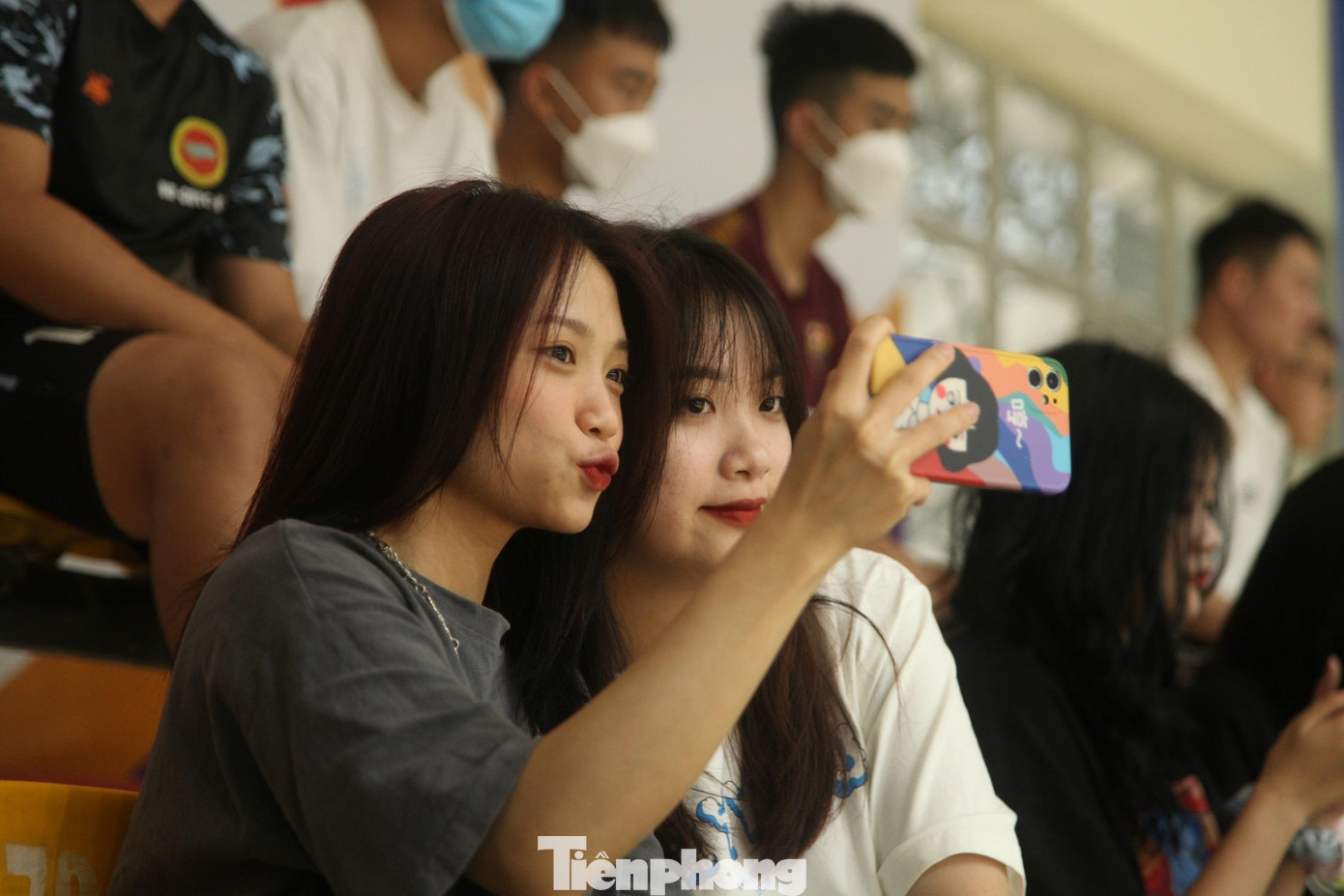 Các bạn sinh viên Đại học Văn hóa Hà Nội selfie khi cổ vũ cho đội tuyển bóng ném trong nhà Việt Nam thi đấu ở SEA Games 31