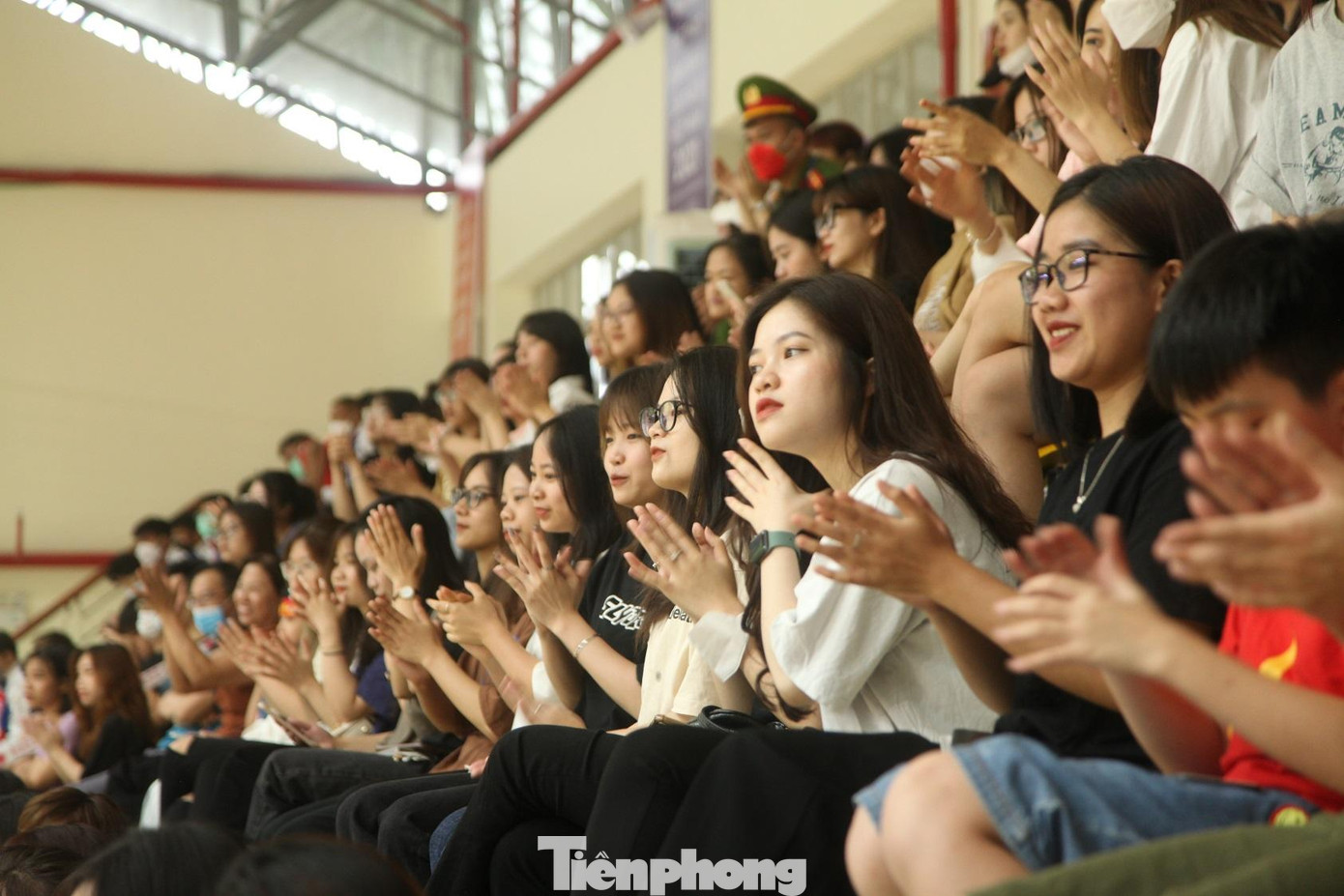 Từ chiều 15/5, đội tuyển bóng ném trong nhà Việt Nam bắt đầu thi đấu tại SEA Games 31. Môn bóng ném trong nhà diễn ra tại Nhà thi đấu của trường Đại học Thể dục Thể thao Bắc Ninh. Ngày thi đấu đầu tiên của đội tuyển Việt Nam nhận được sự cổ vũ nhiệt tình của hàng nghìn cổ động viên. Đặc biệt, sự xuất hiện của sinh viên Đại học Văn hóa Hà Nội làm bùng nổ không khí tại nhà thi đấu của Đại học Thể dục Thể thao Bắc Ninh.