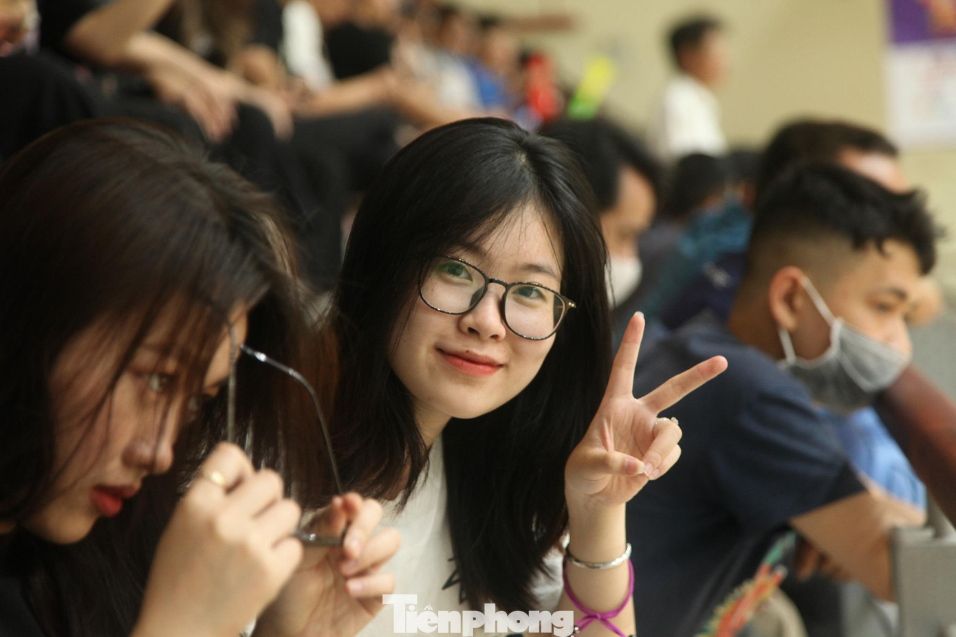 Sự cổ vũ nhiệt tình của hơn 1.000 sinh viên Đại học Văn hóa Hà Nội đã tiếp sức cho đội tuyển nam và nữ bóng ném trong nhà Việt Nam giành chiến thắng trước đội tuyển Singapore.