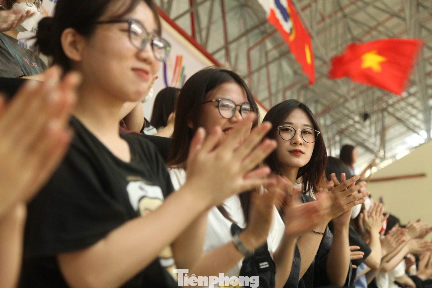 Các sinh viên Đại học Văn hóa Hà Nội cổ vũ nhiệt tình cho đội tuyển bóng ném trong nhà Việt Nam thi đấu