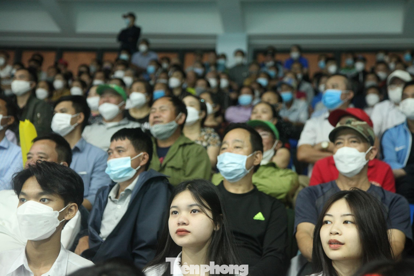 Người xem ngồi chật kín một khán đài để cổ vũ cho đội tuyển cầu lông Việt Nam