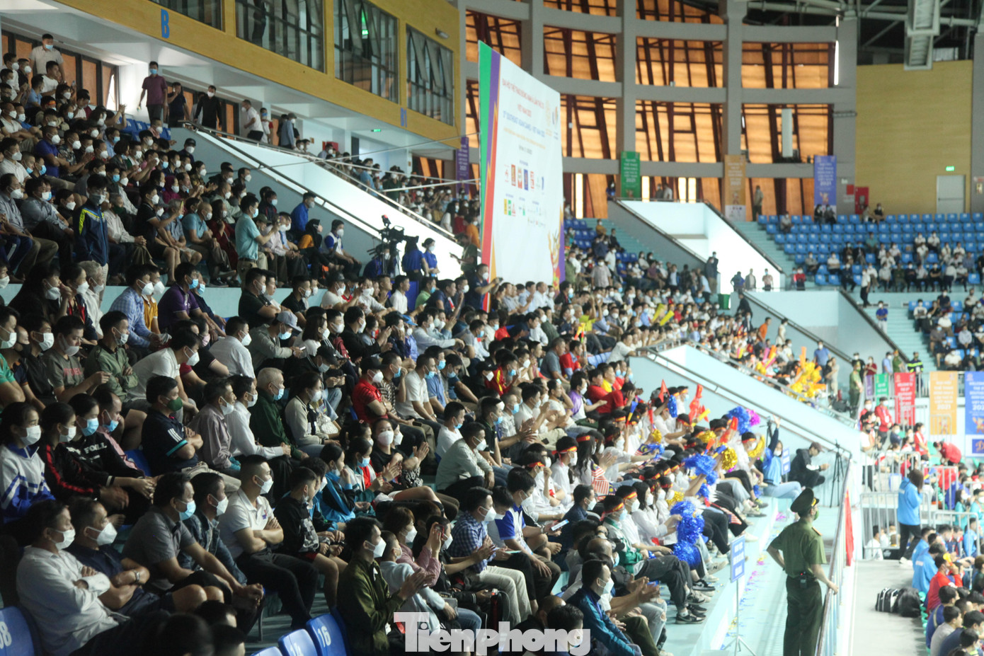 Hàng nghìn người dân Bắc Giang hào hứng đến xem các vận động viên thi đấu môn cầu lông tại SEA Games 31
