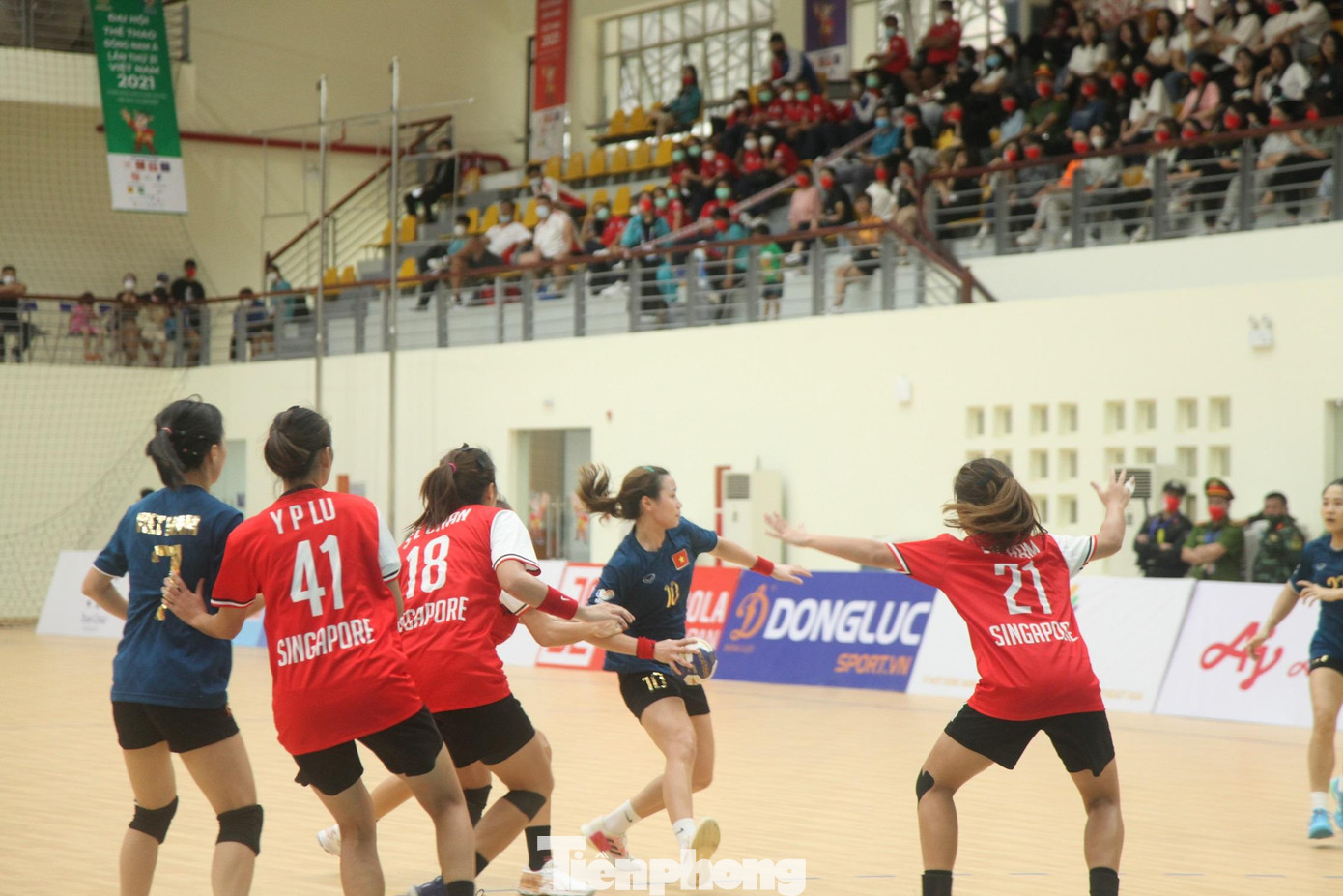 Đội tuyển nữ bóng ném trong nhà Việt Nam thi đấu với đội Singapore
