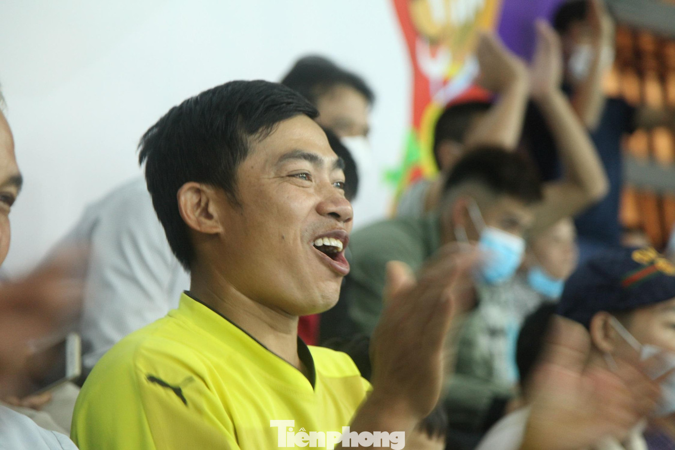 Anh Lê Thành Đô (xã Dình Trì, thành phố Bắc Giang) làm nghề thợ xây hào hứng đến cổ vũ cho SEA Games 31. Anh Đô cho biết, anh và hàng xóm cùng rủ nhau đi cổ vũ cho các vận động viên Việt Nam. Anh rất vui mừng khi lần đầu được xem SEA Games 31 tại quê hương.