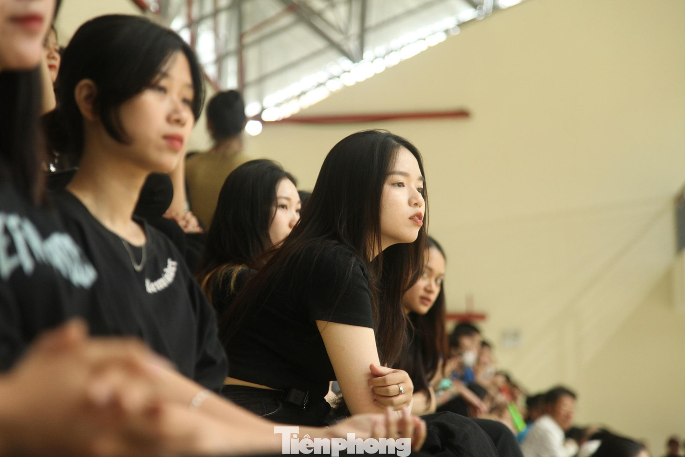 Nhiều bạn sinh viên Đại học Văn hóa Hà Nội chia sẻ, lần đầu được xem SEA Games nên rất hào hứng. Các em cũng thấy vinh dự được tham gia vào sự kiện quan trọng này, nhất là giây phút hát Quốc ca trước khi vào trận đấu.