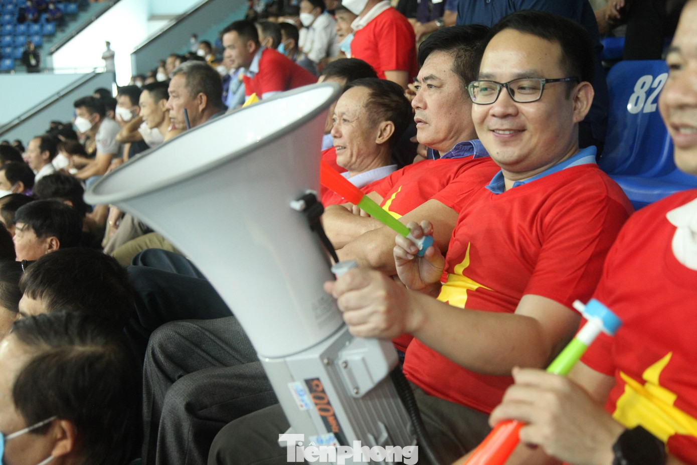 Một nhóm cổ động viên mang theo loa để cổ vũ cho các vận động viên cầu lông Việt Nam