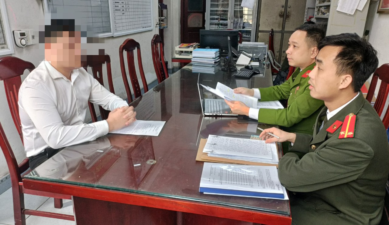 Cơ quan Công an làm việc với trường hợp chuyển hướng mọi cuộc gọi lạ đến số điện thoại đường dây nóng của Bộ Công an. Cơ quan Công an làm việc với trường hợp chuyển hướng mọi cuộc gọi lạ đến số điện thoại đường dây nóng của Bộ Công an.