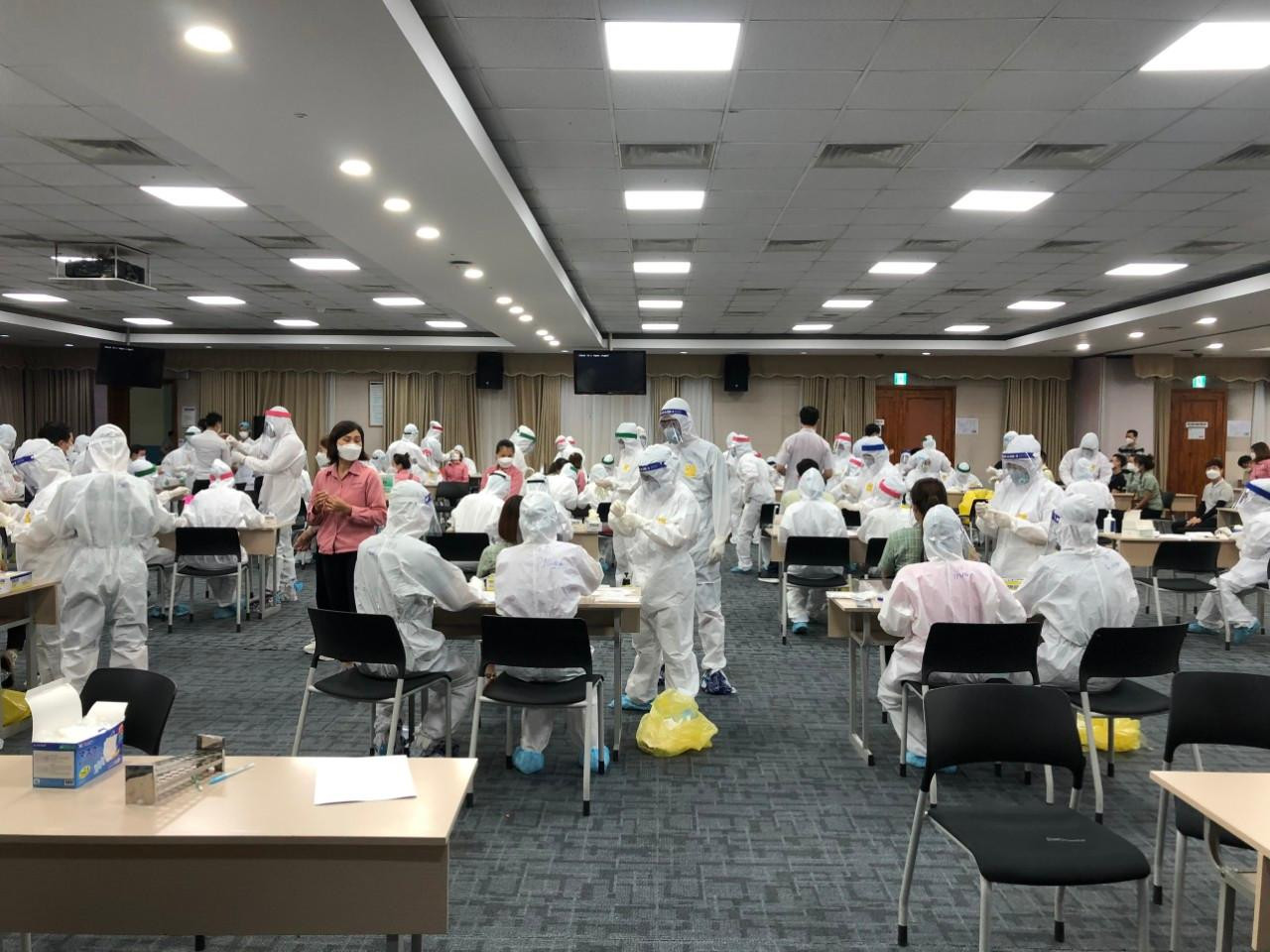 Cơ quan chức năng lấy mẫu xét nghiệm cho công nhân ở Bắc Ninh