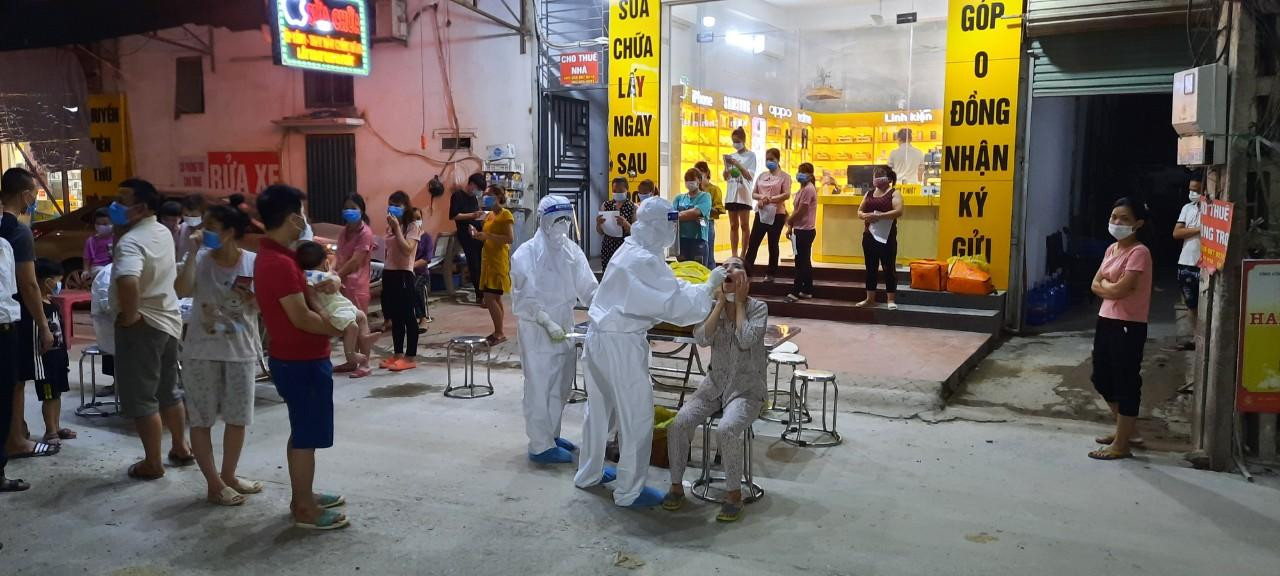 Cơ quan chức năng tỉnh Bắc Giang lấy mẫu xét nghiệm cho người dân và công nhân ở huyện Việt Yên Cơ quan chức năng tỉnh Bắc Giang lấy mẫu xét nghiệm cho người dân và công nhân ở huyện Việt Yên