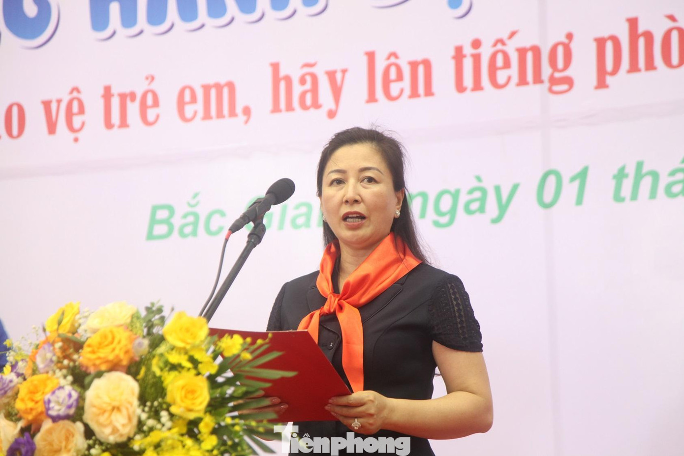 Bà Lê Thị Thu Hồng, Phó Bí thư thường trực Tỉnh ủy Bắc Giang phát biểu tại chương trình Bà Lê Thị Thu Hồng, Phó Bí thư thường trực Tỉnh ủy Bắc Giang phát biểu tại chương trình