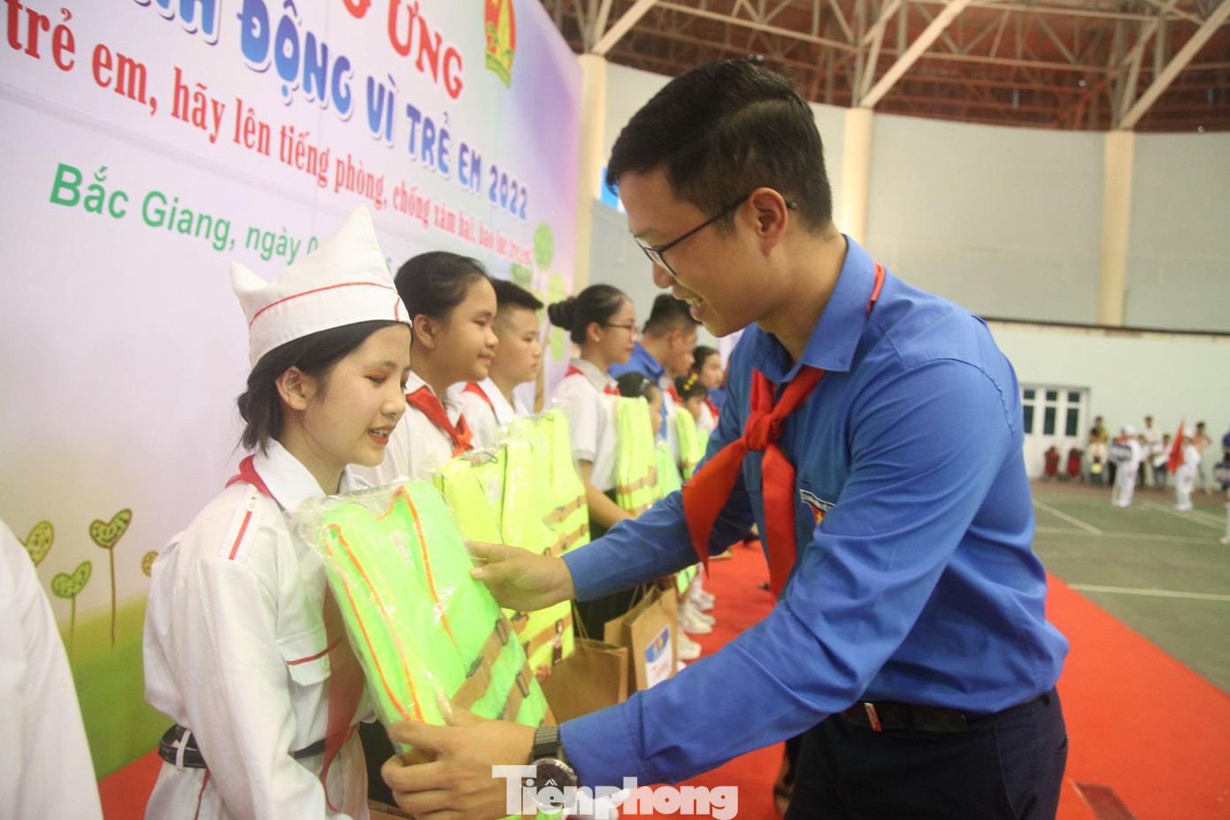 Anh Thân Trung Kiên, Bí thư Tỉnh Đoàn Bắc Giang trao tặng áo phao cho các em thiếu nhi Anh Thân Trung Kiên, Bí thư Tỉnh Đoàn Bắc Giang trao tặng áo phao cho các em thiếu nhi