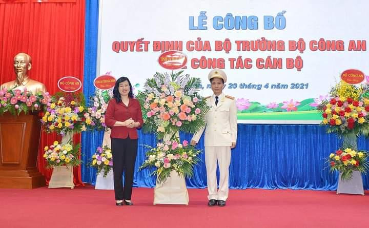 Bí thư Tỉnh ủy Bắc Ninh Đào Hồng Lan tặng hoa tân Giám đốc Công an tỉnh Bắc Ninh Bí thư Tỉnh ủy Bắc Ninh Đào Hồng Lan tặng hoa tân Giám đốc Công an tỉnh Bắc Ninh