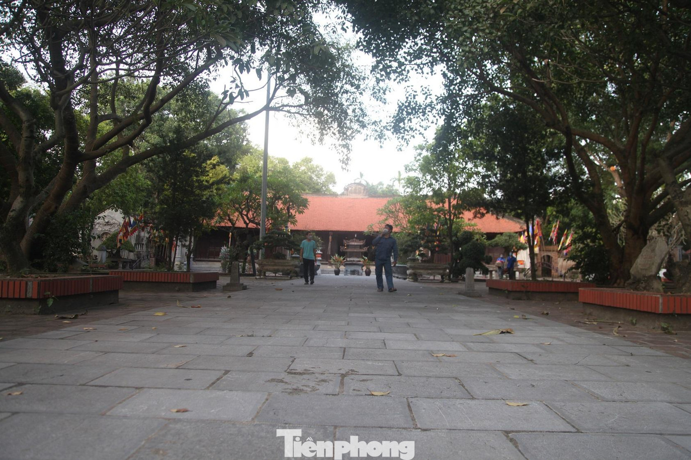 Theo từ điển “Phật học Việt Nam”, chùa Vĩnh Nghiêm được xây dựng thời Lý Thái Tổ (1010 - 1028), có tên gọi là chùa Chúc Thánh. Đến triều vua Trần Nhân Tông (1279 - 1308), ngôi chùa được mở mang, xây dựng khang trang, đổi tên thành Vĩnh Nghiêm tự và trở thành trung tâm Phật giáo lớn của Đại Việt.