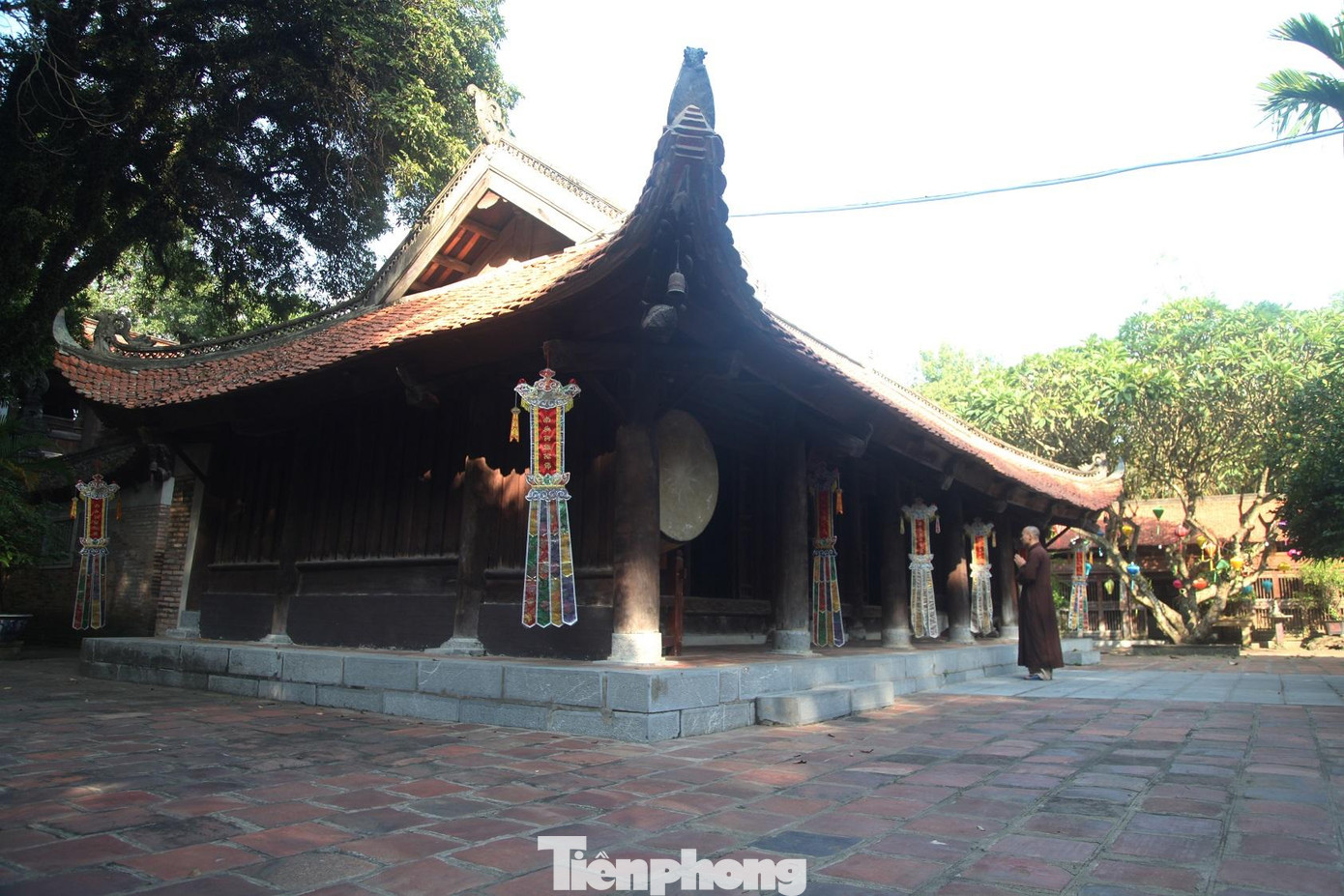 Chùa Vĩnh Nghiêm thờ Phật và ba vị Trúc Lâm tam tổ là Phật Hoàng Trần Nhân Tông, thiền sư Pháp Loa và thiền sư Huyền Quang. Chùa Vĩnh Nghiêm được coi là chốn tổ của thiền phái Trúc Lâm, trường đại học Phật giáo đầu tiên ở Việt Nam.