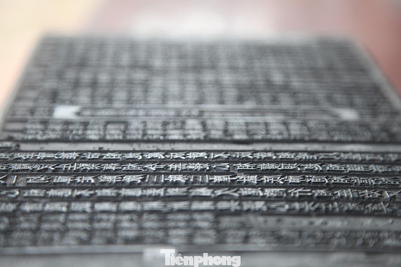 Chữ trên các mộc bản trong chùa Vĩnh Nghiêm đều được dùng bằng chữ Hán và Nôm. Chữ khắc ngược (âm bản) để khi in ra giấy sẽ trở thành chữ xuôi.