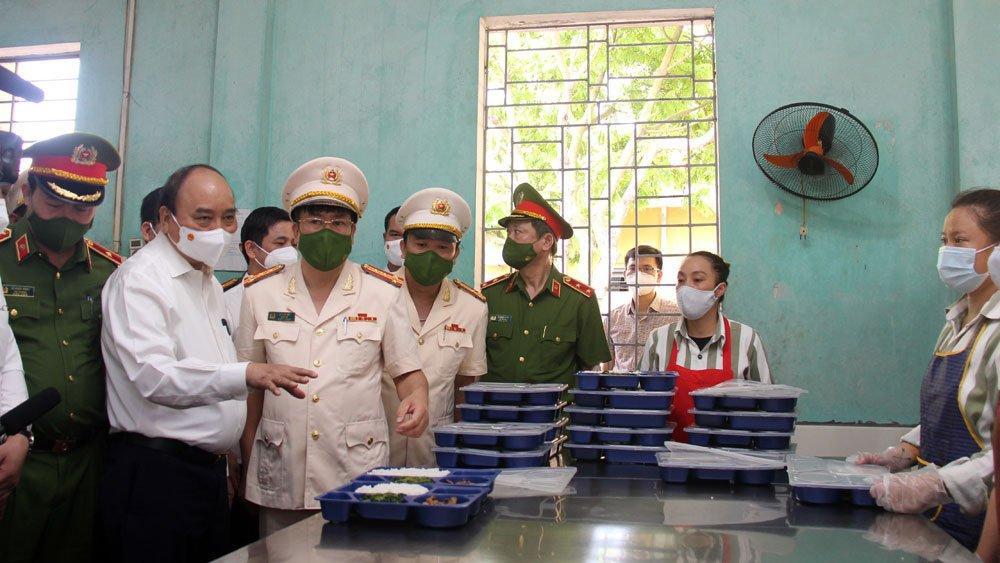 Chủ tịch nước thăm bếp ăn dành cho phạm nhân tại Trại giam Ngọc Lý