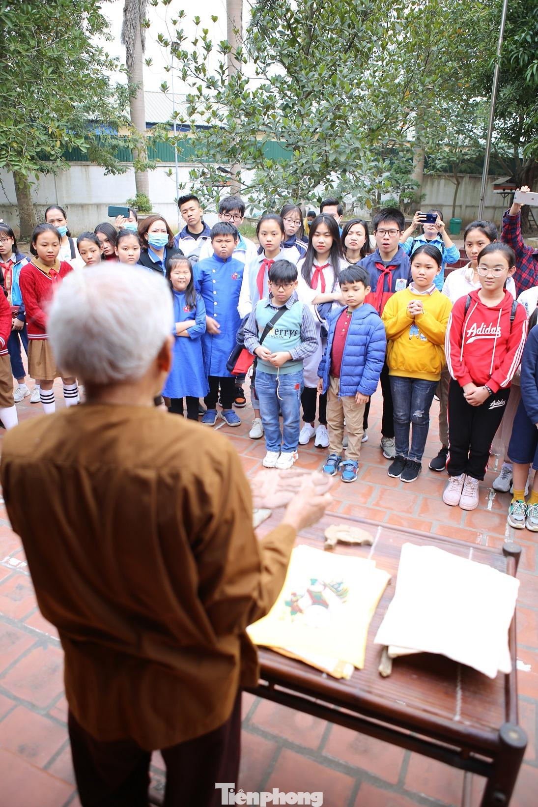 Làng Mái là tên xưa của làng Đông Hồ, nơi đây được coi là cái nôi sinh ra nghề tranh dân gian Đông Hồ nổi tiếng từ nhiều thế kỷ trước. Tranh Đông Hồ được tạo nên từ nhiều công đoạn, đòi hỏi sự khéo léo, am hiểu của người làm tranh.