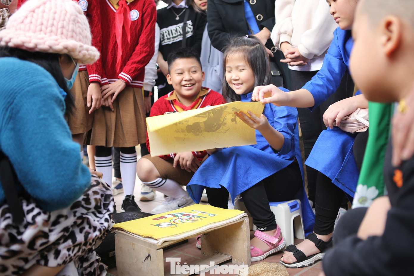 Các em học sinh trải nghiệm quá trình làm tranh Đông Hồ