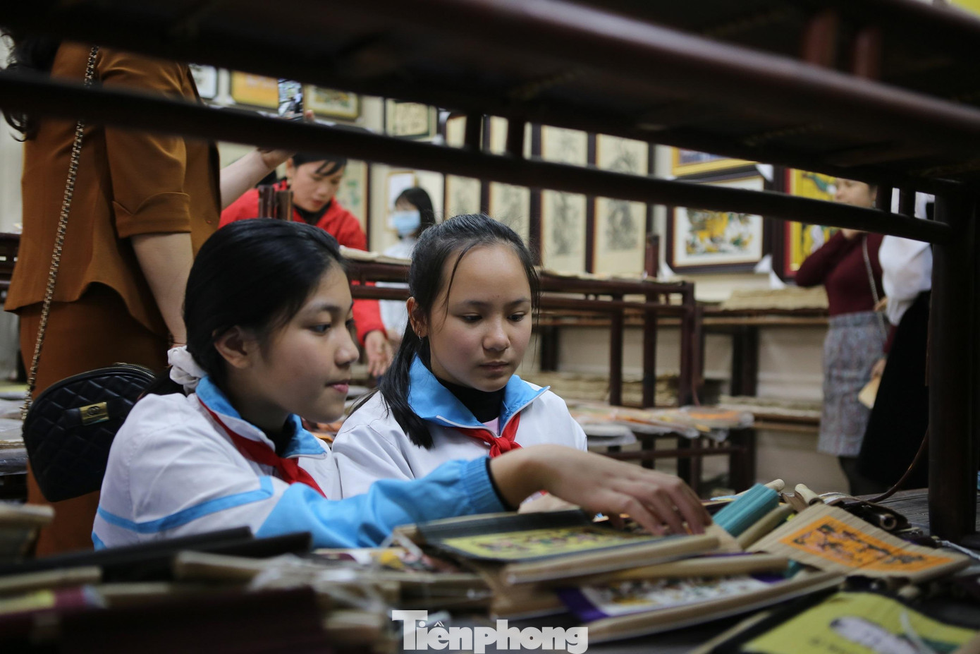 Các em học sinh và du khách hứng thú tham quan nhà trưng bày và bán tranh Đông Hồ của nghệ nhân làng nghề