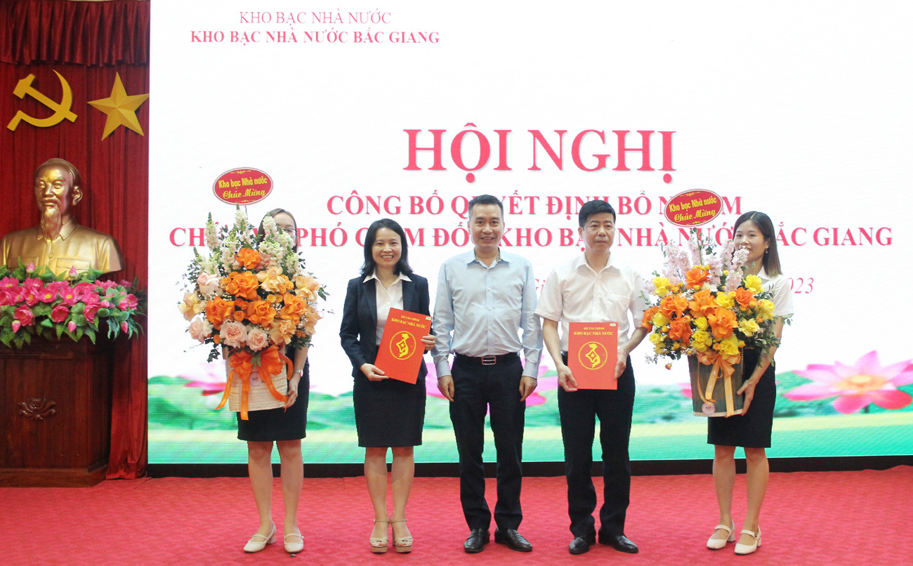 Phó Tổng Giám đốc KBNN Triệu Thọ Hân trao quyết định bổ nhiệm cho ông Đỗ Hoàng Sơn và bà Nguyễn Hồng Nhung.