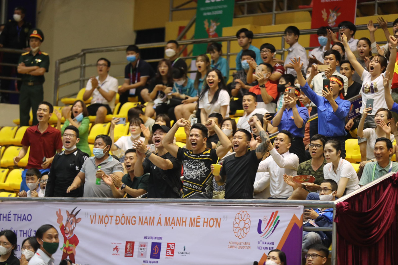 Khán giả cổ vũ nhiệt tình cho các vận động viên thi đấu