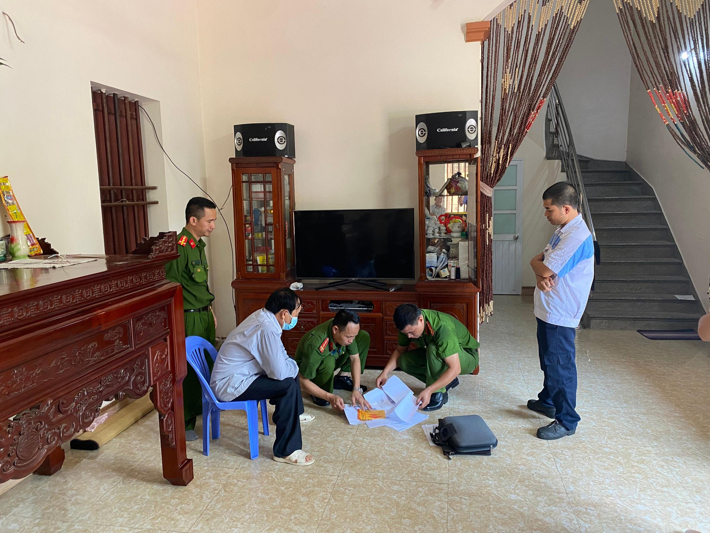 Công an khám xét nơi ở của các đối tượng liên quan vụ án. Công an khám xét nơi ở của các đối tượng liên quan vụ án.