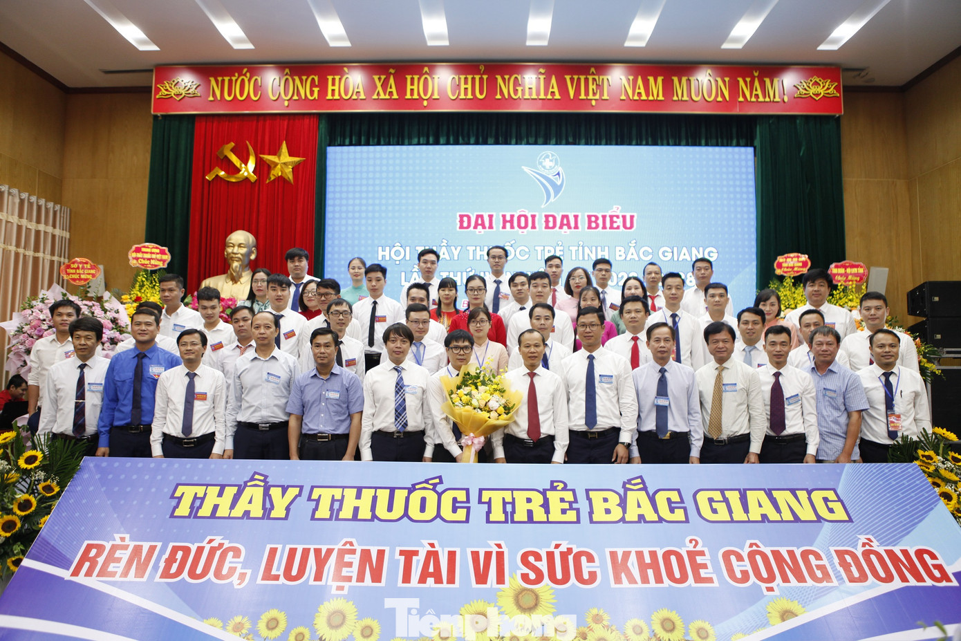 Ban Chấp hành Hội Thầy thuốc trẻ tỉnh Bắc Giang, nhiệm kỳ 2018 - 2023 ra mắt Đại hội. Ảnh: Nguyễn Thắng Ban Chấp hành Hội Thầy thuốc trẻ tỉnh Bắc Giang, nhiệm kỳ 2018 - 2023 ra mắt Đại hội. Ảnh: Nguyễn Thắng