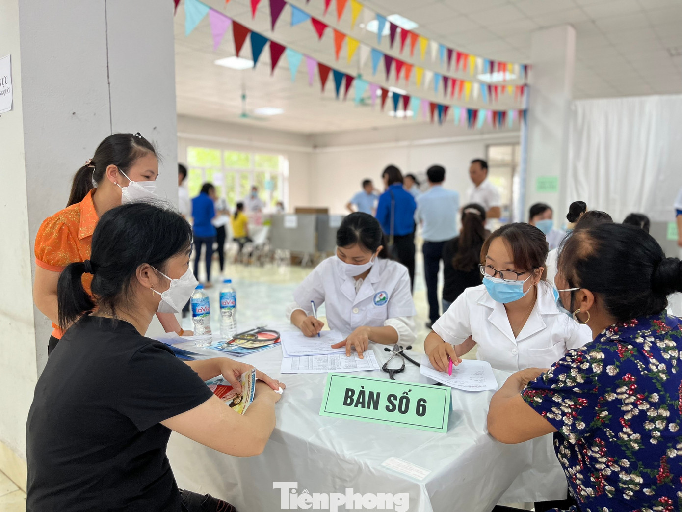 Các thầy thuốc trẻ tỉnh Bắc Giang khám bệnh miễn phí cho công nhân. Các thầy thuốc trẻ tỉnh Bắc Giang khám bệnh miễn phí cho công nhân.