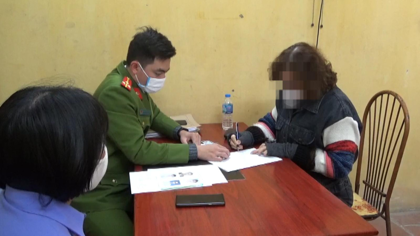 Bà O. tại cơ quan Công an Bà O. tại cơ quan Công an