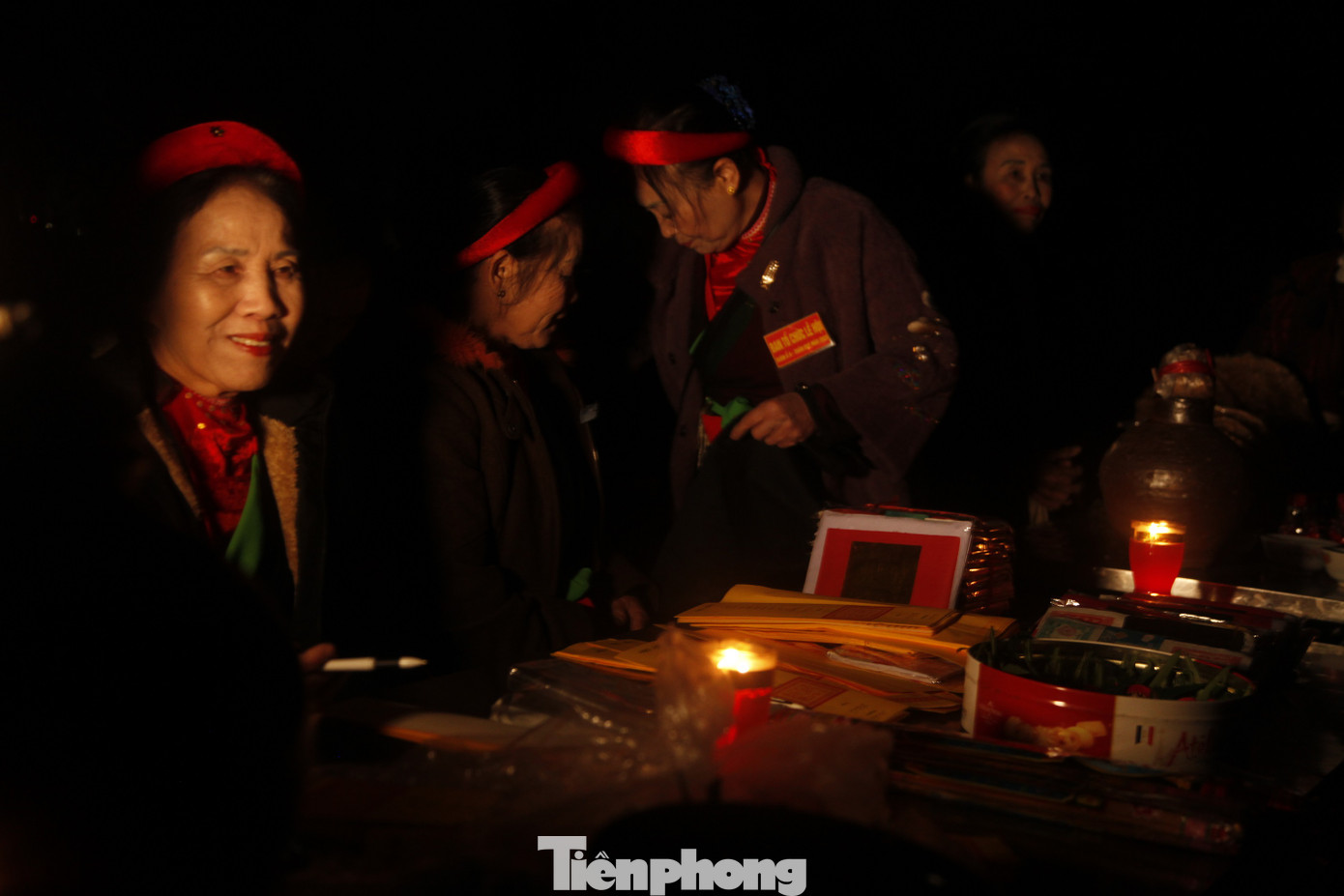 Sau trận chiến, thân nhân của những người lính tử trận đã về chiến trường tìm kiếm người thân vào dịp sau Tết. Họ đến chiến trường để thắp hương và đốt vàng mã cho người thân. Dần dần, người dân quan niệm, cửa âm phủ một năm chỉ mở một lần vào đêm mùng 4, rạng ngày mùng 5 tháng Giêng cho người dưới âm lên gặp người thân của mình trên trần gian. Từ đó, sinh ra chợ Âm dương.