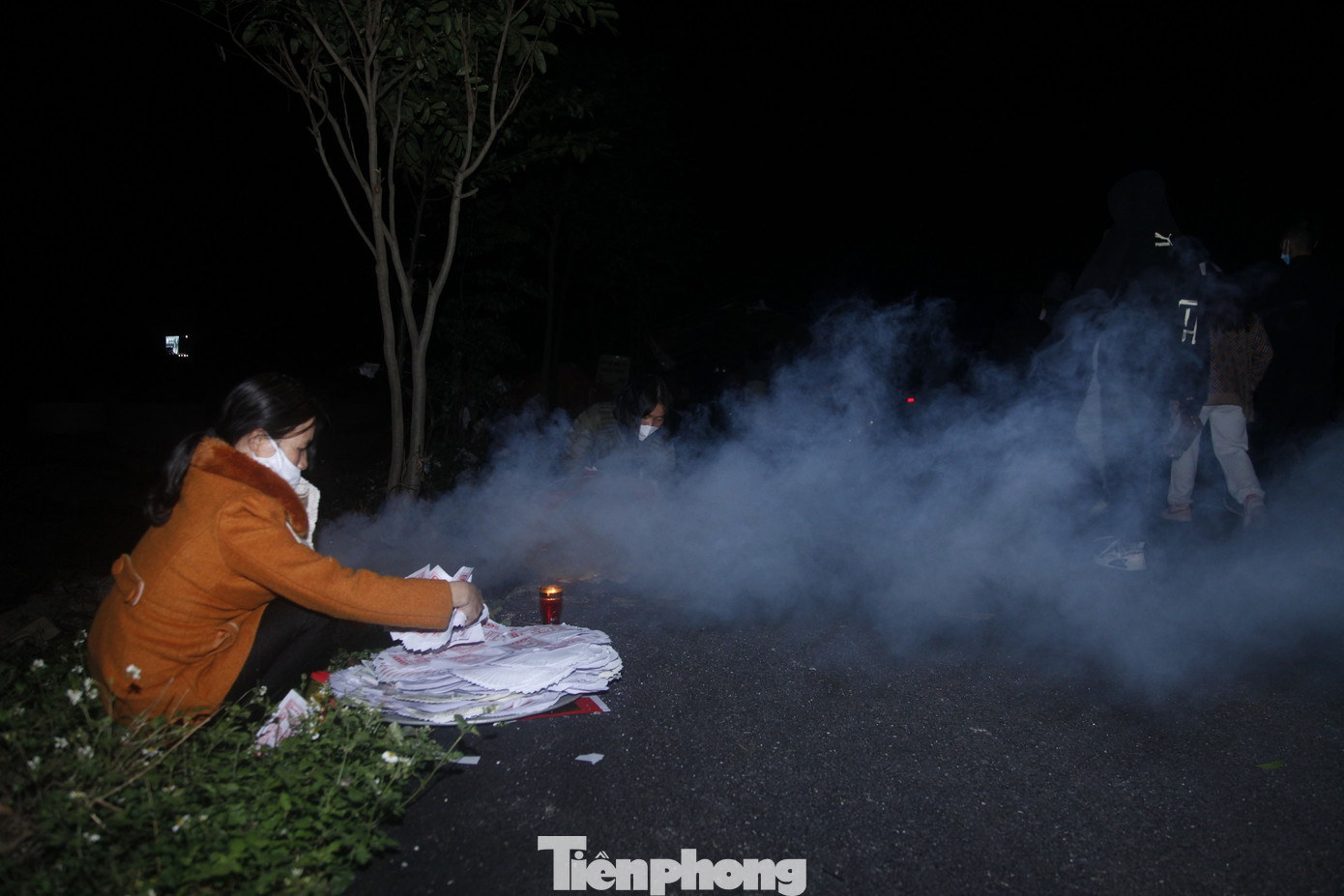 Người đi chợ Âm dương đốt vàng mã cho người thân đã mất