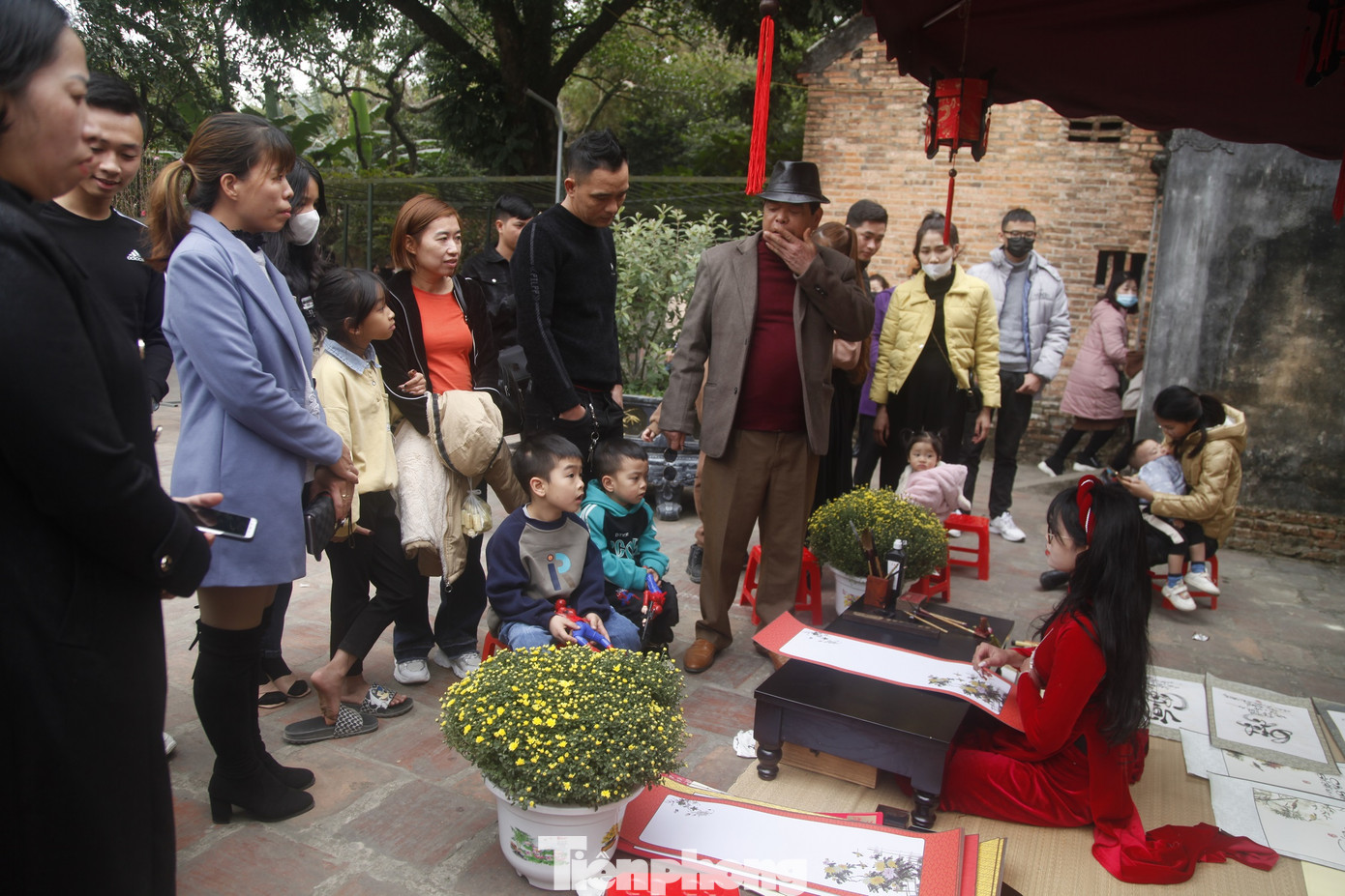 Từ ngày mùng 1 Tết, cô đồ Dung bắt đầu tặng chữ người viếng cảnh chùa Bổ Đà. Cô tặng chữ cho khoảng 50 người/ngày. Theo cô đồ Dung, năm nay, nhiều người thích chữ bình an và chữ trí.