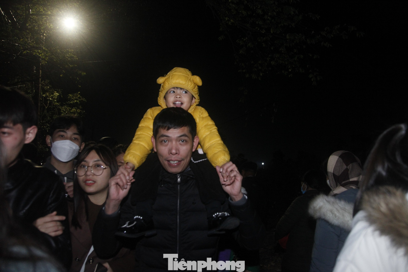 Người dân hào hứng đi chợ Âm dương từ tối đến đêm. Theo tài liệu còn lưu giữ lại, năm Nhâm Dần (năm 43) sau Công nguyên, nhà Hán lệnh cho Mã Viện đem quân sang đánh Hai Bà Trưng. Quân giặc đánh đến trấn Vũ Ninh, huyện Tiên Du (tỉnh Bắc Ninh) đã kịch chiến với quân của Hai Bà Trưng. Nhiều binh sĩ đã hy sinh ở trận chiến.