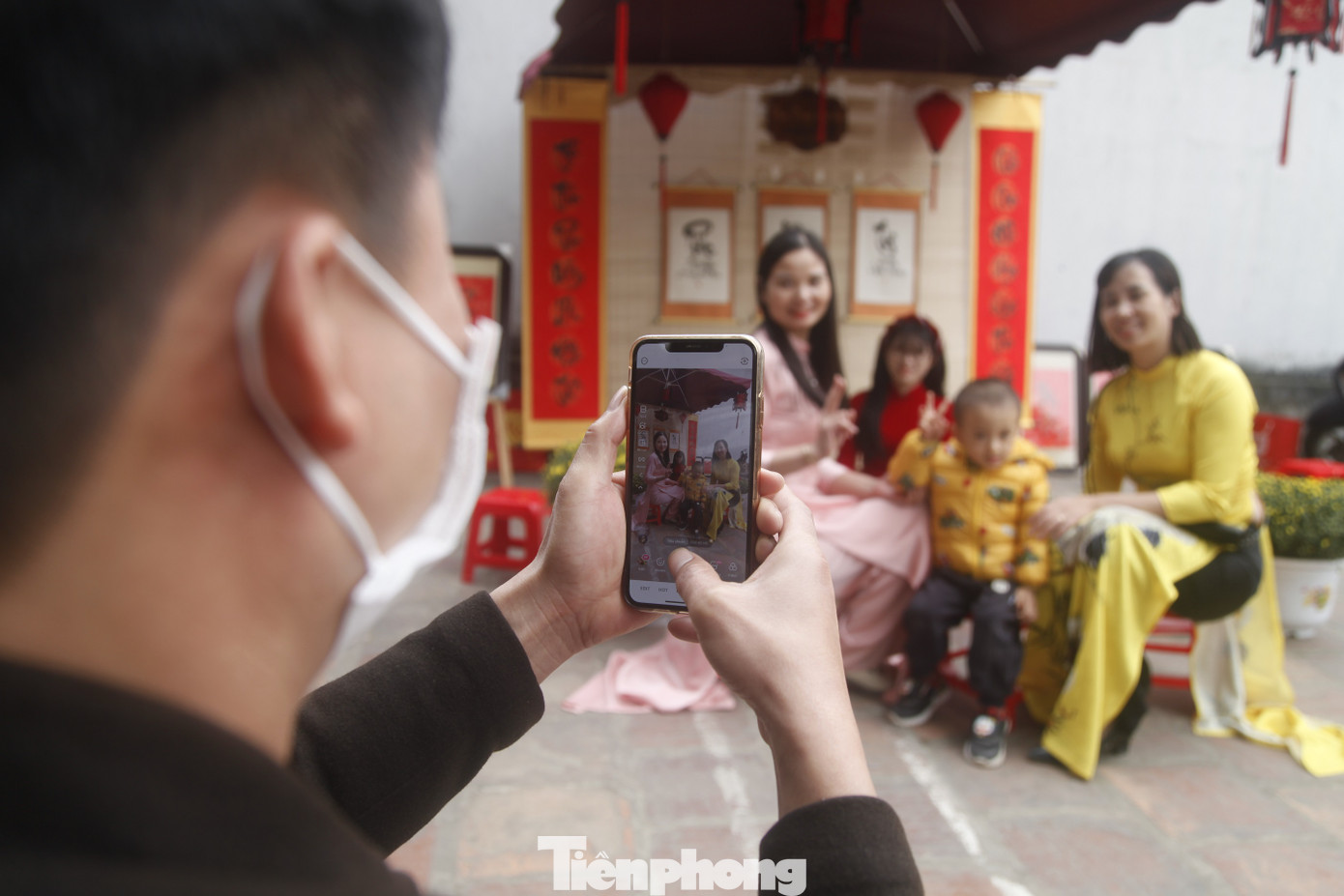 Nhiều người chụp ảnh lưu niệm với cô đồ Dung ở chùa Bổ Đà